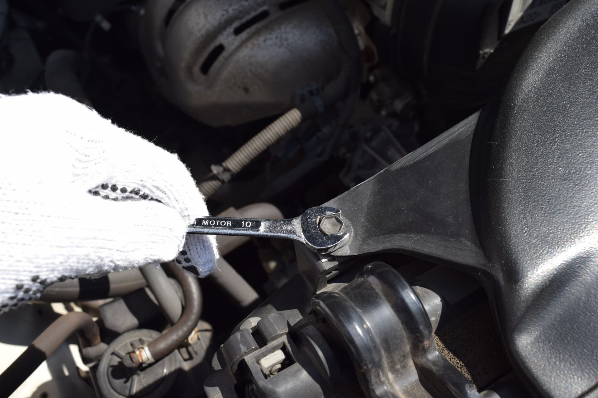 車のネジを締める整備士の手元の写真