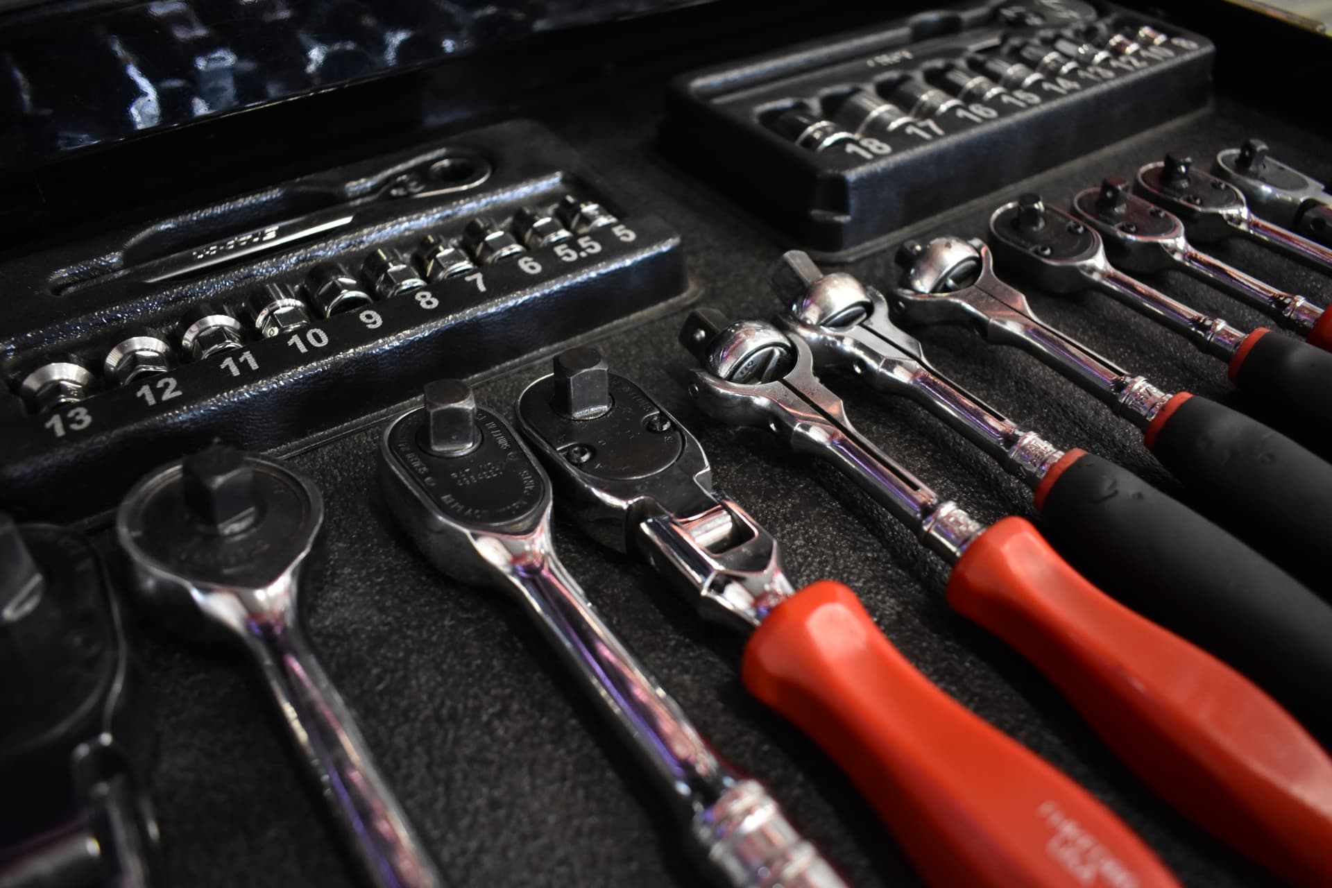 丁寧に手入れされた工具が並んでいる様子